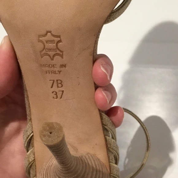 BCBG MAXAZRIA METALLIC GOLD LINEN STACKED HEELS 7 - Picture 9 of 13